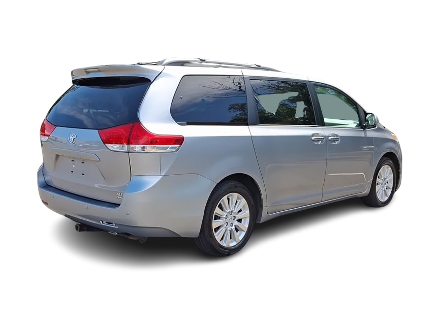 Thumbnail: 2013 Toyota Sienna - 18
