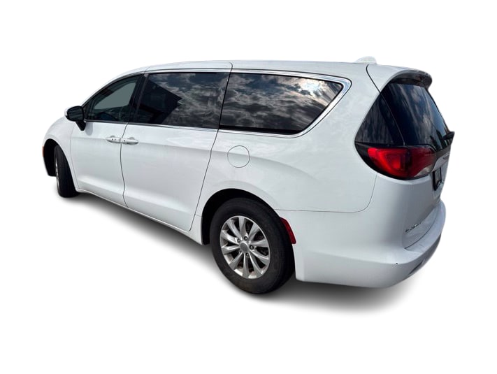 Thumbnail: 2017 Chrysler Pacifica - 3