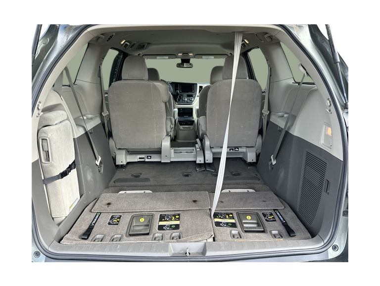 Thumbnail: 2018 Toyota Sienna - 29