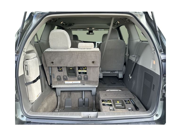 Thumbnail: 2018 Toyota Sienna - 28