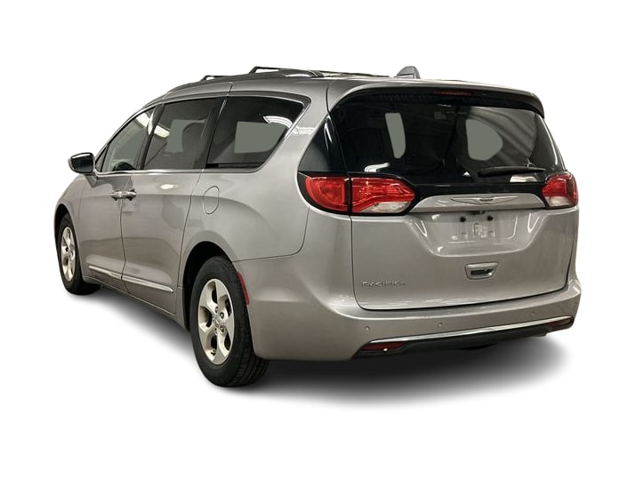 Thumbnail: 2017 Chrysler Pacifica - 4
