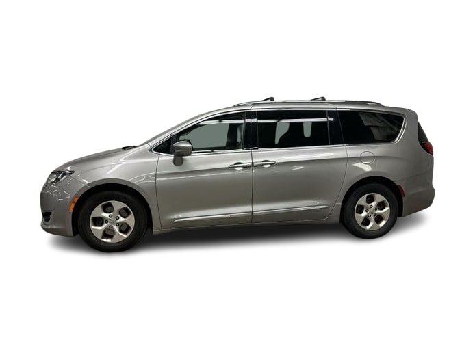 Thumbnail: 2017 Chrysler Pacifica - 3
