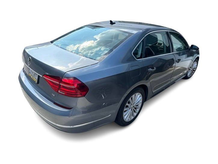 Thumbnail: 2016 Volkswagen Passat - 12