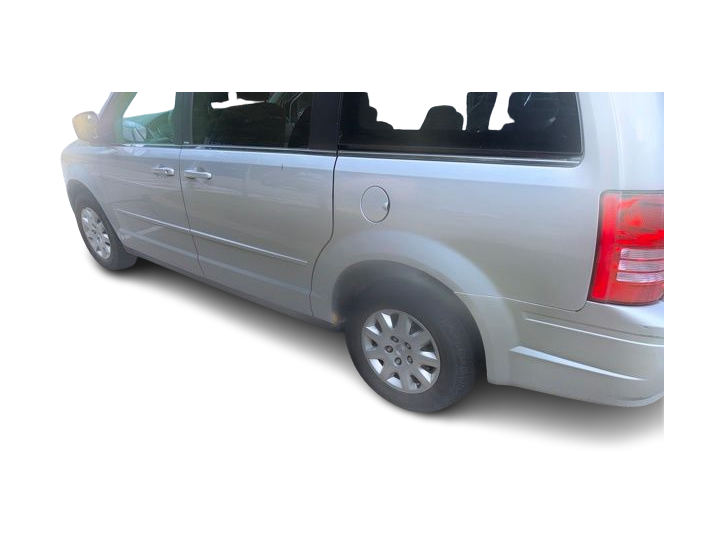 Thumbnail: 2010 Chrysler Town & Country - 4