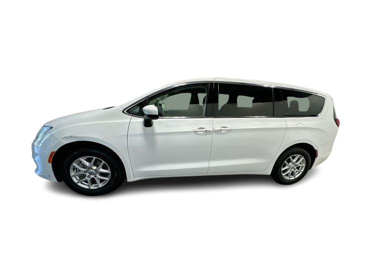 Thumbnail: 2022 Chrysler Voyager - 3