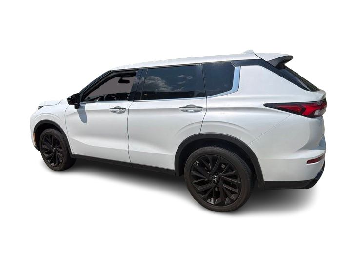 Thumbnail: 2023 Mitsubishi Outlander - 3