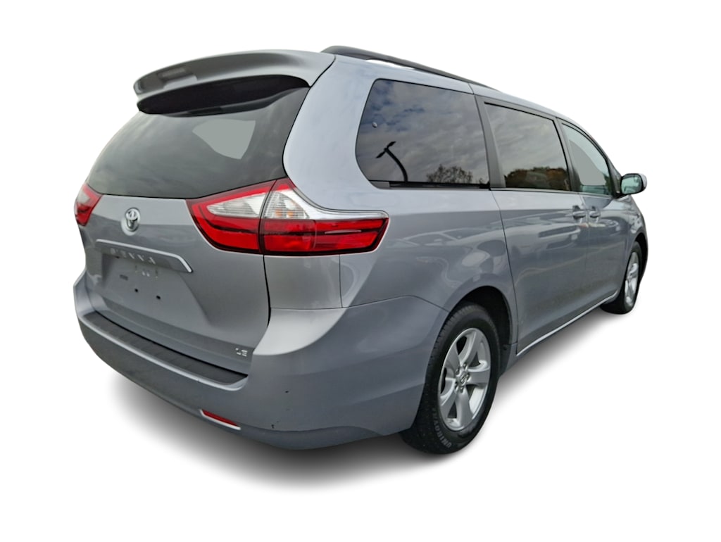 Thumbnail: 2016 Toyota Sienna - 16