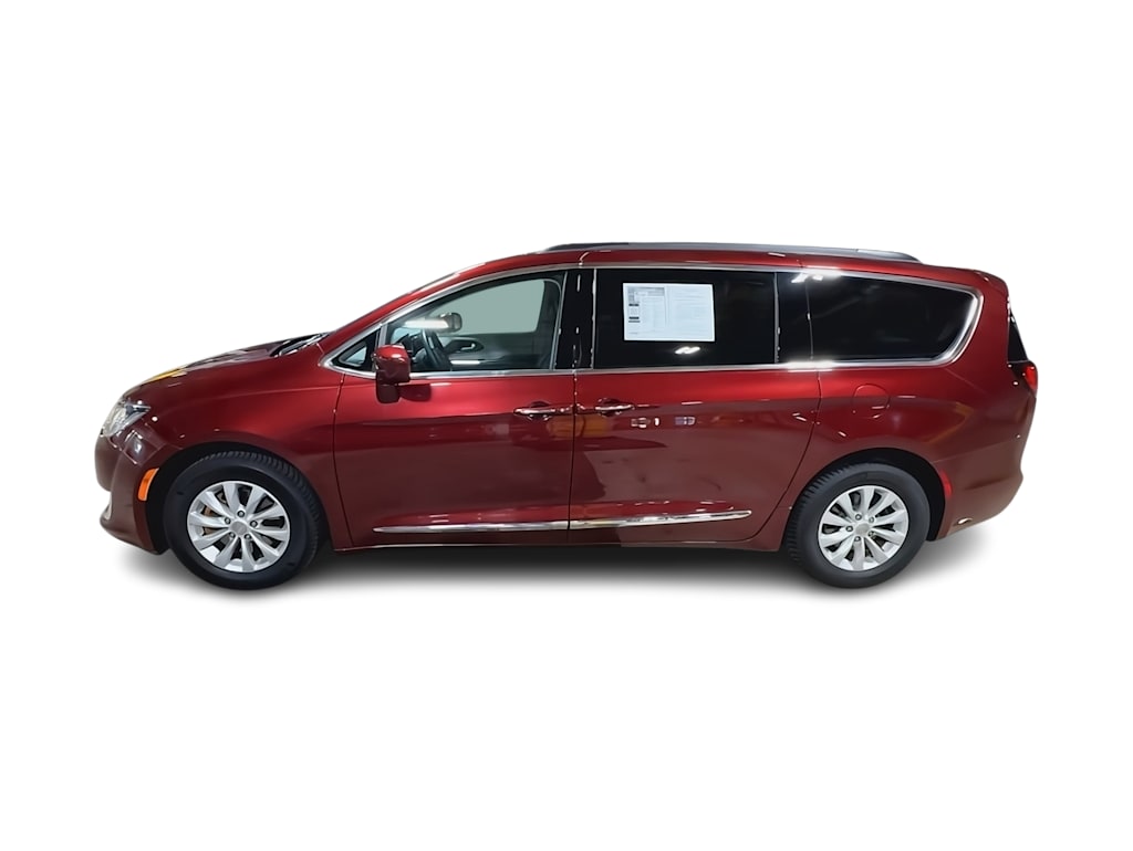 Thumbnail: 2017 Chrysler Pacifica - 3