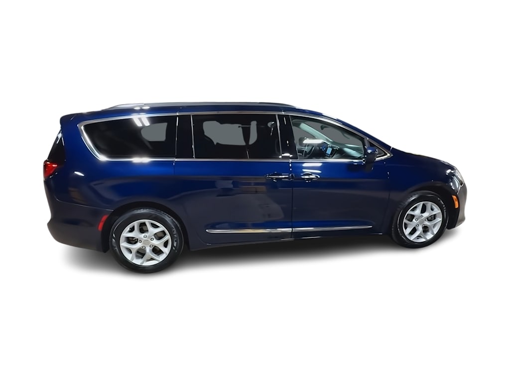Thumbnail: 2017 Chrysler Pacifica - 22
