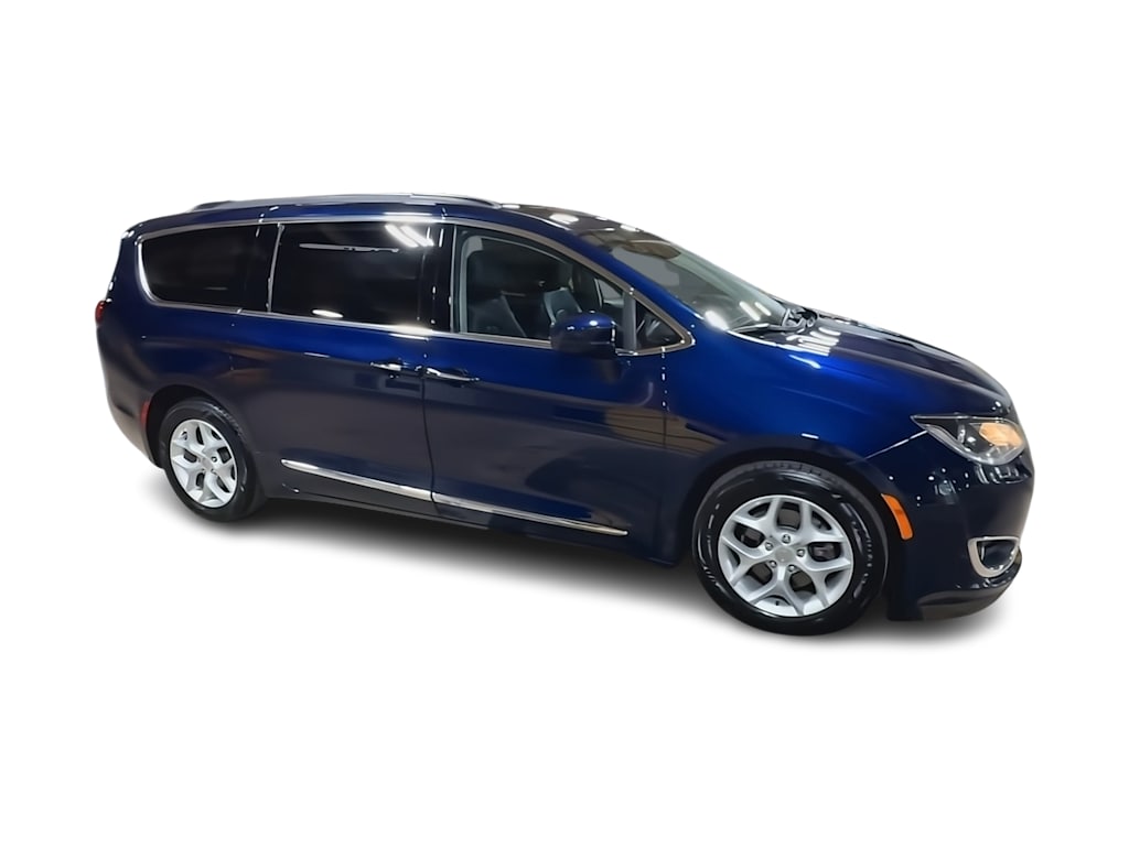 Thumbnail: 2017 Chrysler Pacifica - 18