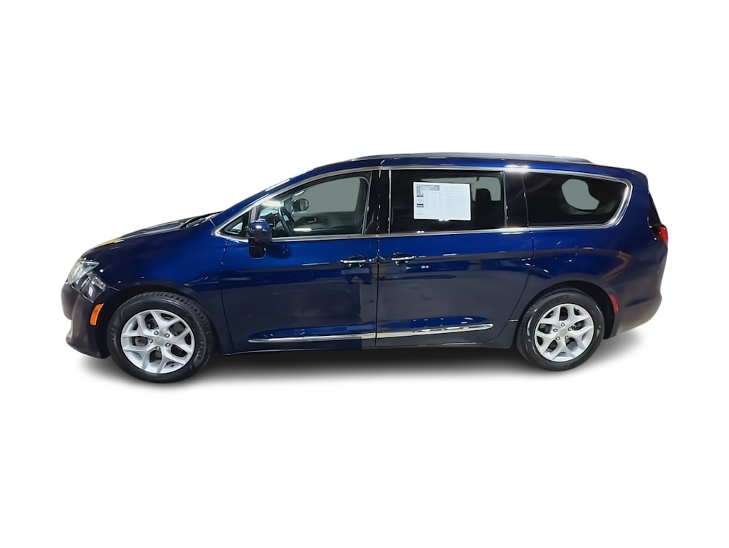 Thumbnail: 2017 Chrysler Pacifica - 3
