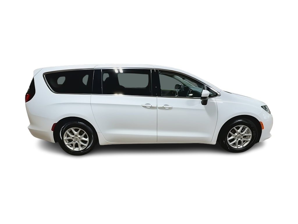 Thumbnail: 2023 Chrysler Voyager - 22