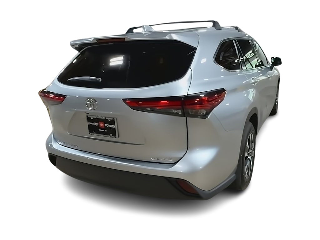 Thumbnail: 2022 Toyota Highlander - 22