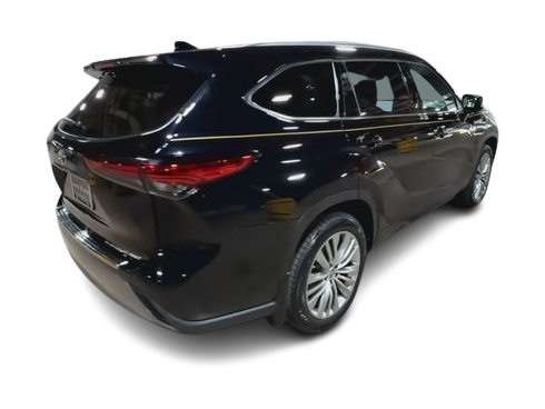 Thumbnail: 2023 Toyota Highlander - 21