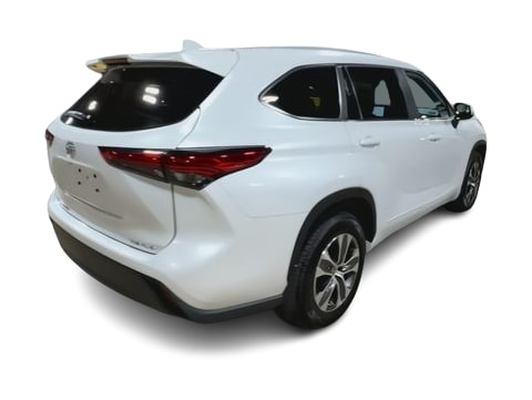 Thumbnail: 2023 Toyota Highlander - 21