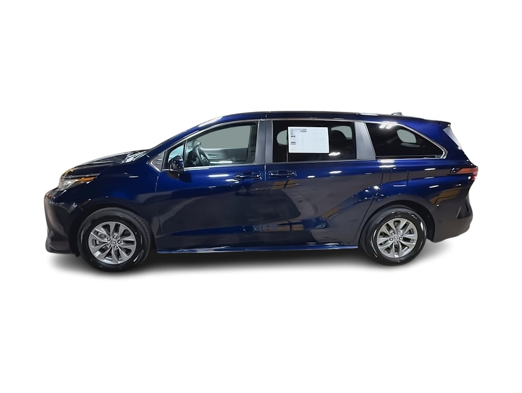 Thumbnail: 2022 Toyota Sienna - 3