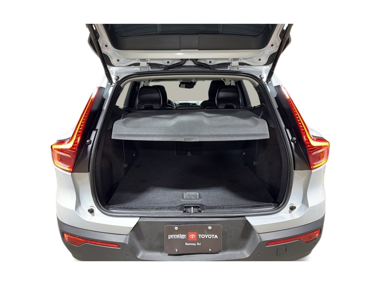 Thumbnail: 2022 Volvo XC40 - 14