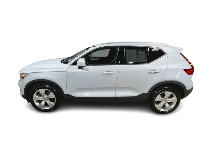 Thumbnail: 2022 Volvo XC40 - 3