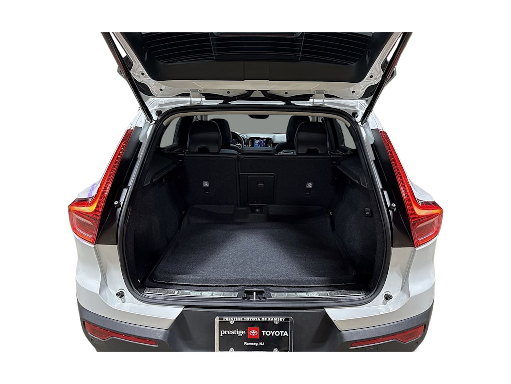 Thumbnail: 2023 Volvo XC40 - 16