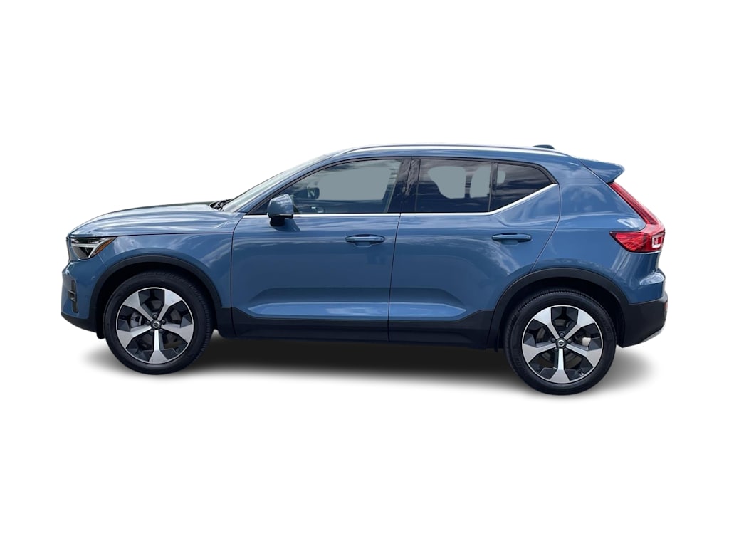 Thumbnail: 2023 Volvo XC40 - 3