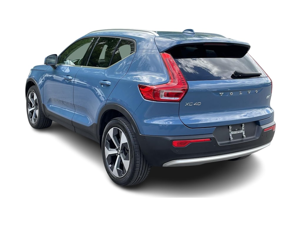 Thumbnail: 2023 Volvo XC40 - 4