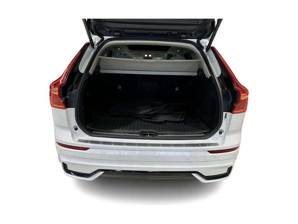 Thumbnail: 2025 Volvo XC60 - 17