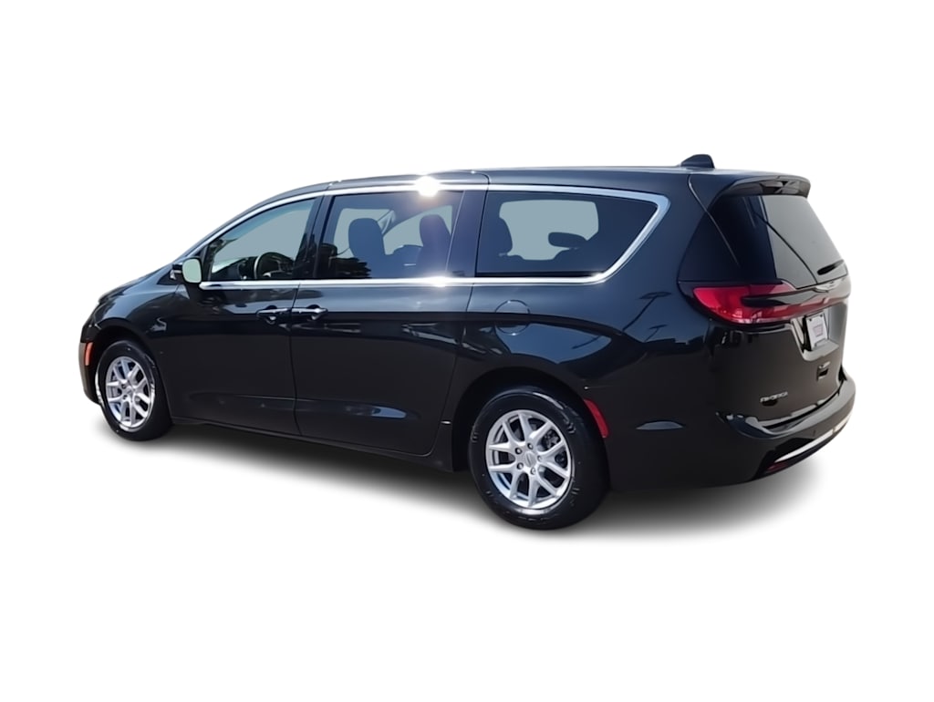 Thumbnail: 2023 Chrysler Pacifica - 4