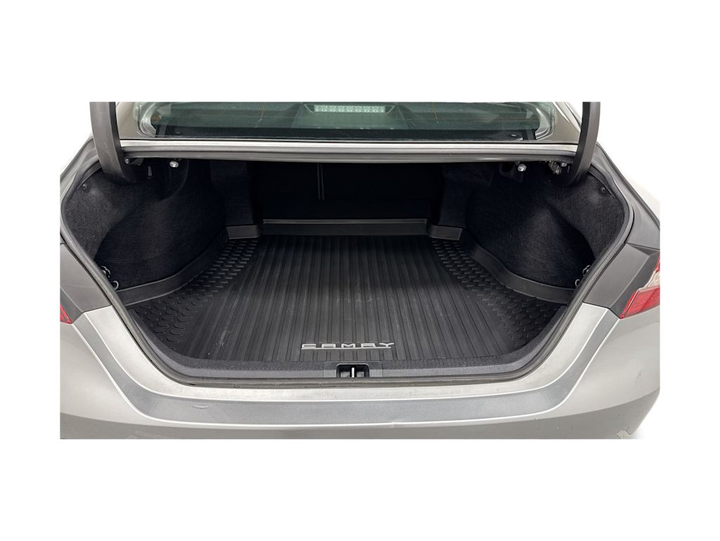 2019 Toyota Camry SE 18