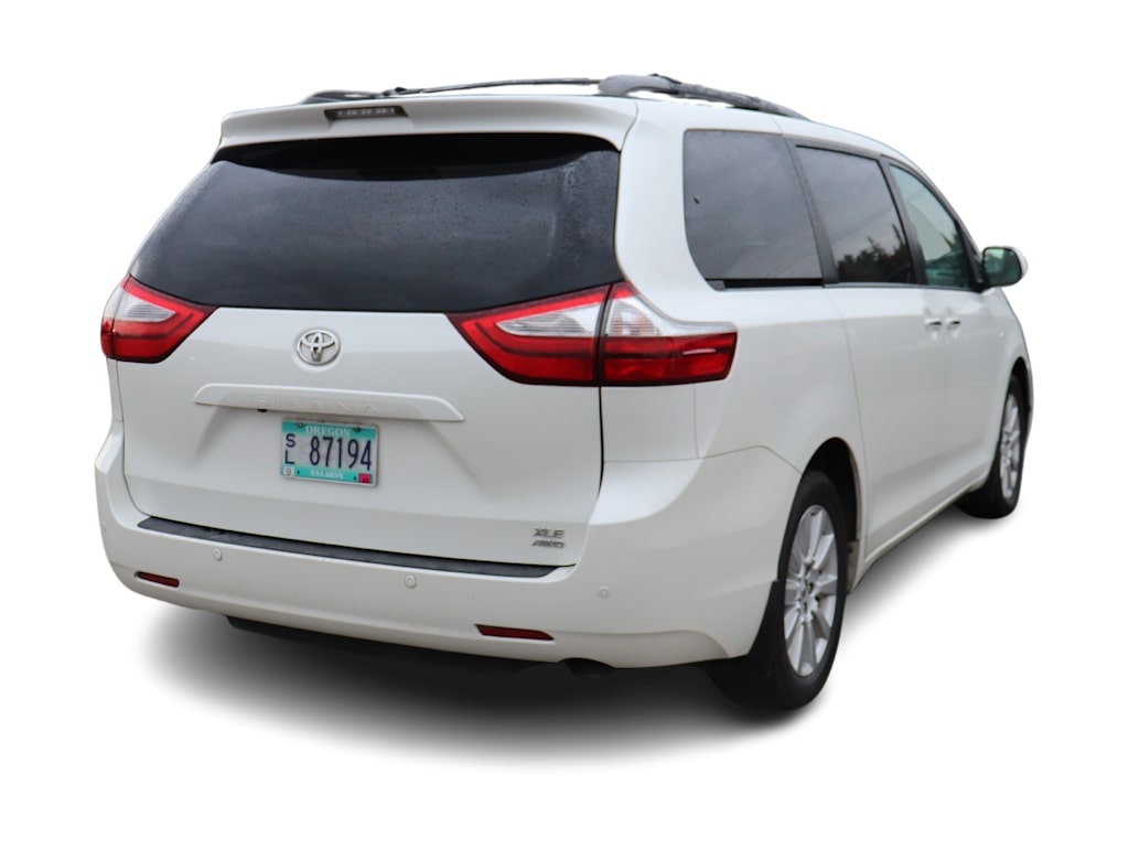 Thumbnail: 2017 Toyota Sienna - 11