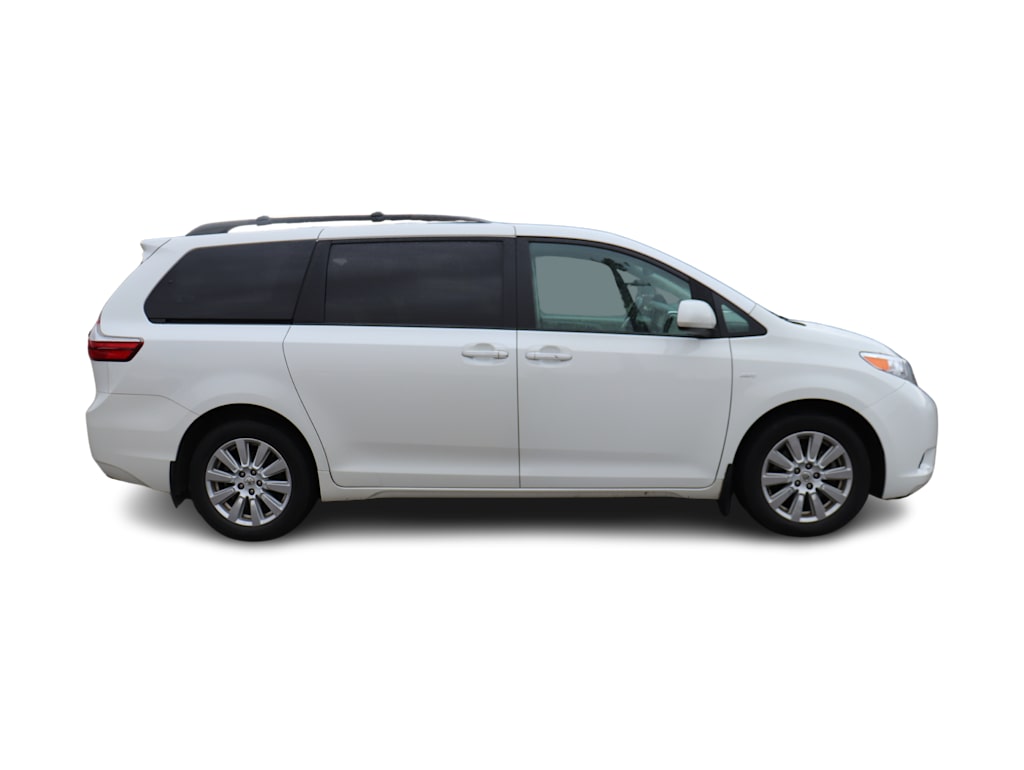 Thumbnail: 2017 Toyota Sienna - 10