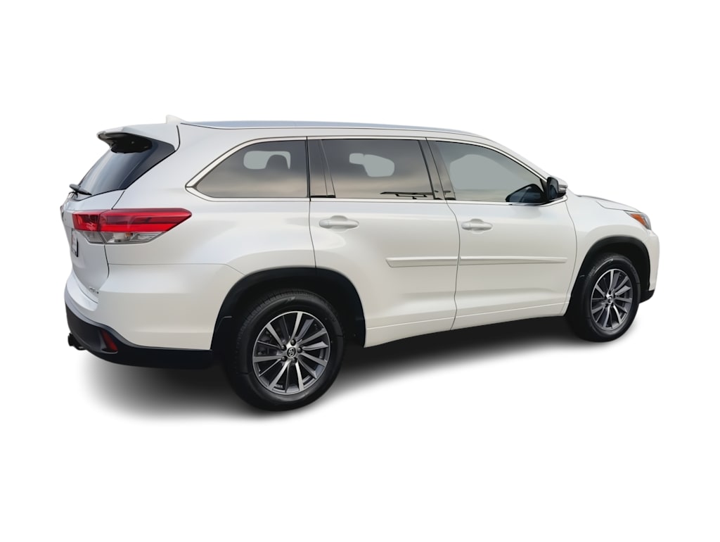 Thumbnail: 2017 Toyota Highlander - 23