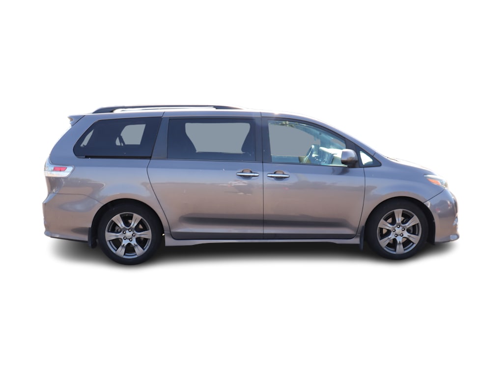 Thumbnail: 2017 Toyota Sienna - 10