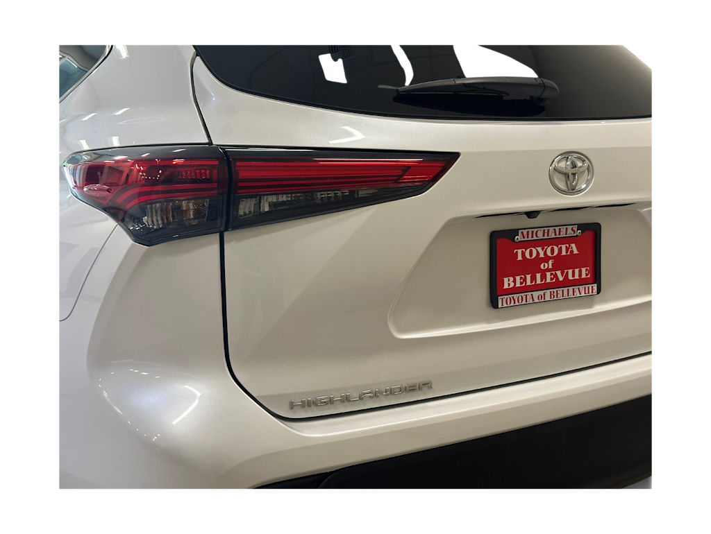 Thumbnail: 2023 Toyota Highlander - 21