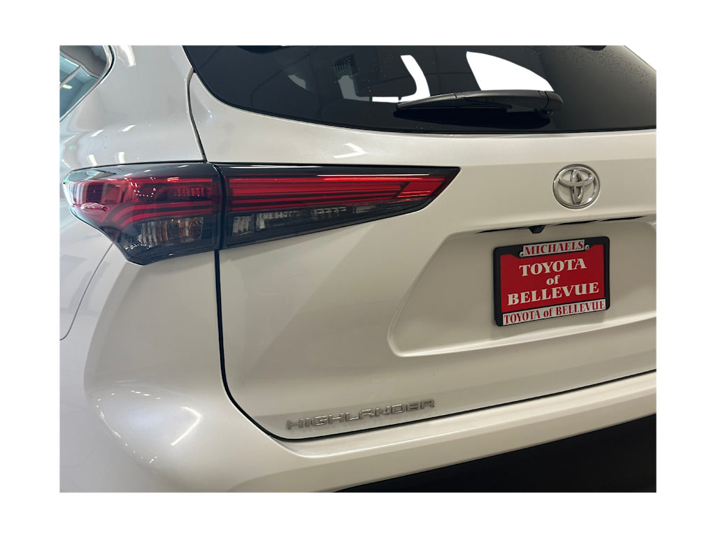 Thumbnail: 2023 Toyota Highlander - 21