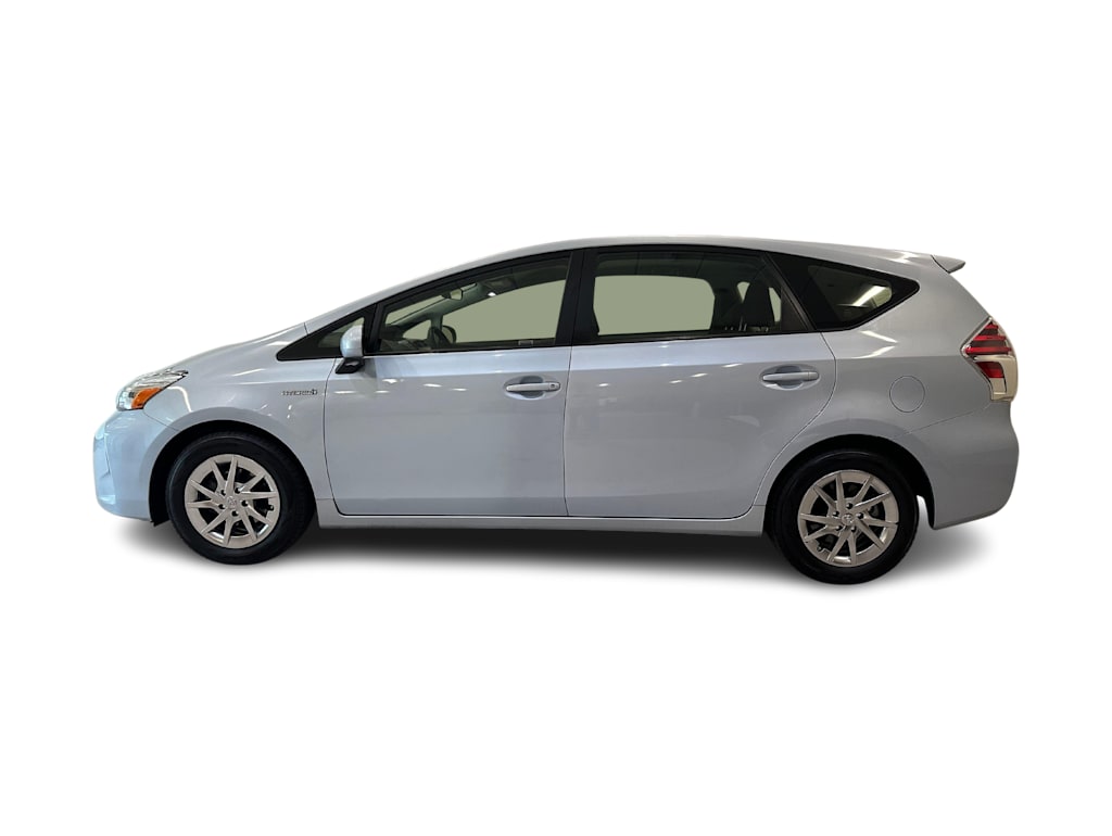 Thumbnail: 2016 Toyota Prius v - 3