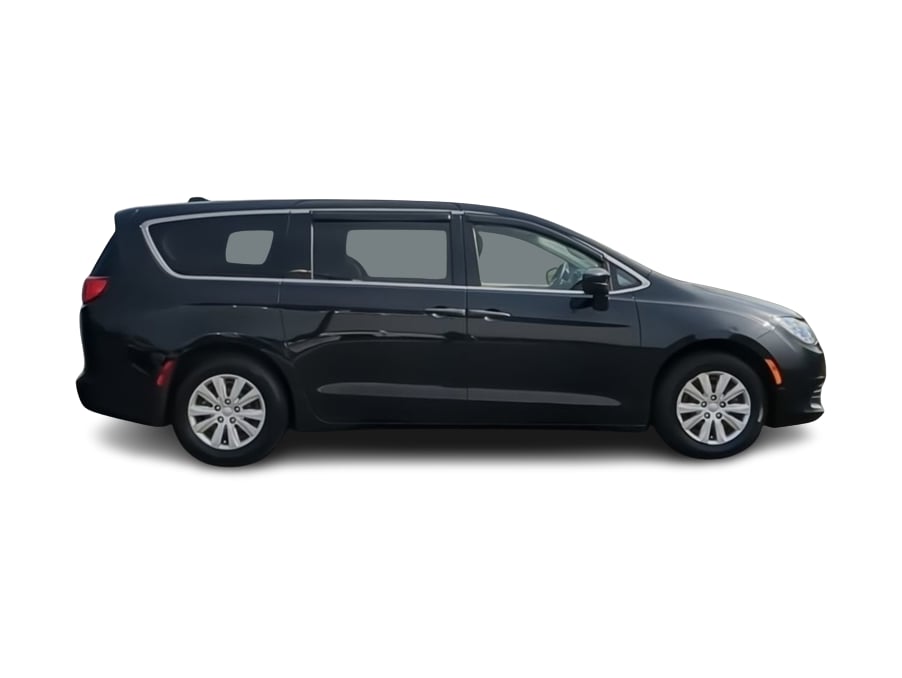 2020 Chrysler Voyager L 22