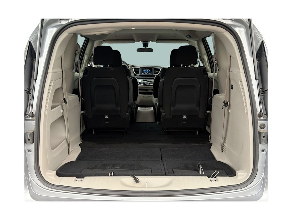Thumbnail: 2021 Chrysler Voyager - 16