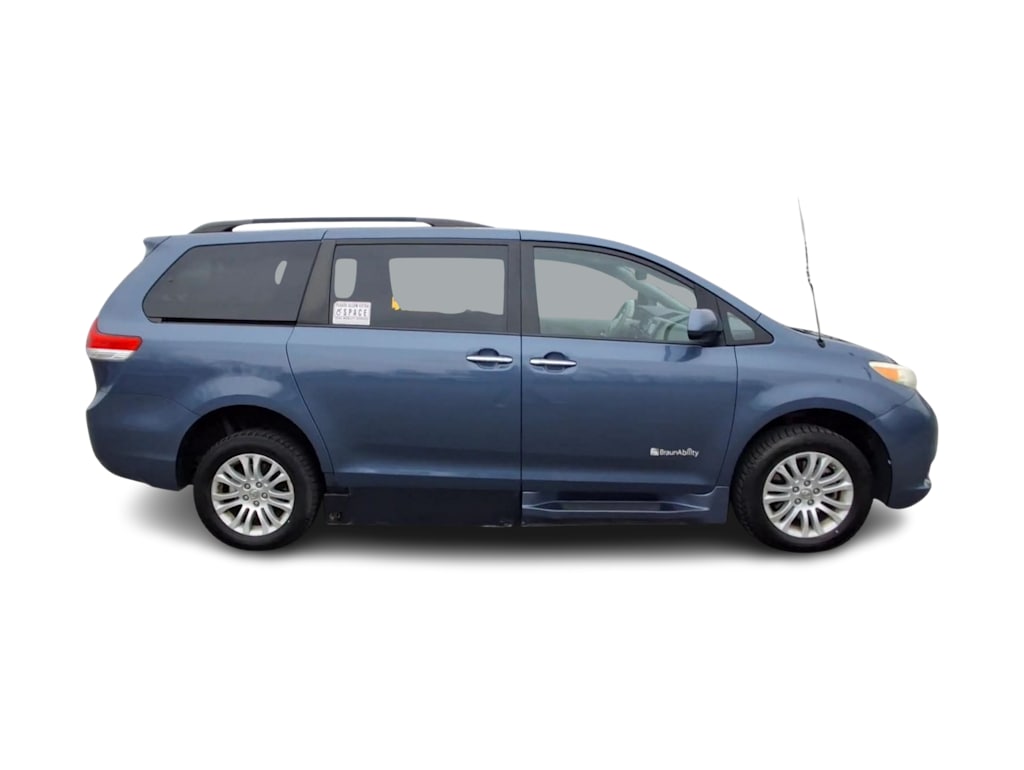 2014 Toyota Sienna XLE 16