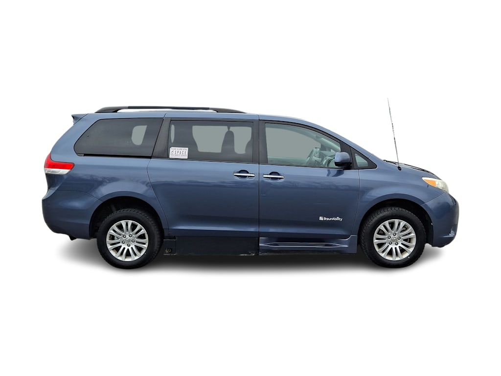 2014 Toyota Sienna XLE 26