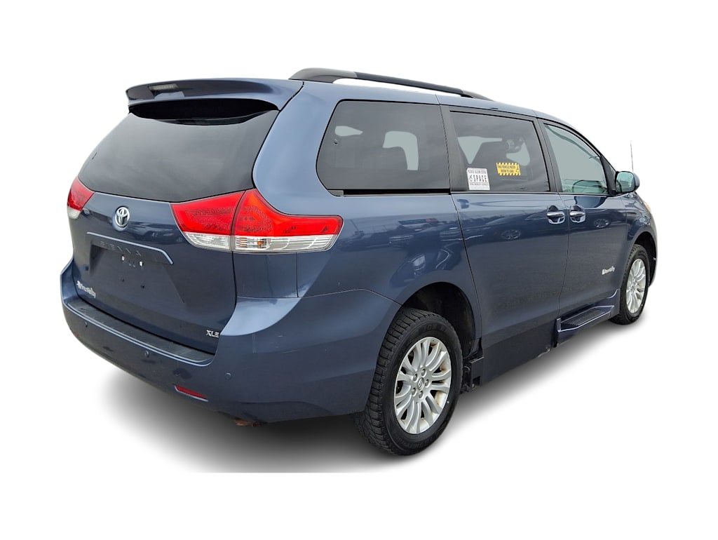 2014 Toyota Sienna XLE 25