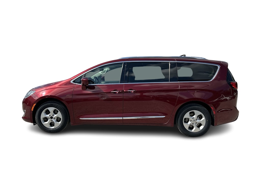 Thumbnail: 2017 Chrysler Pacifica - 3