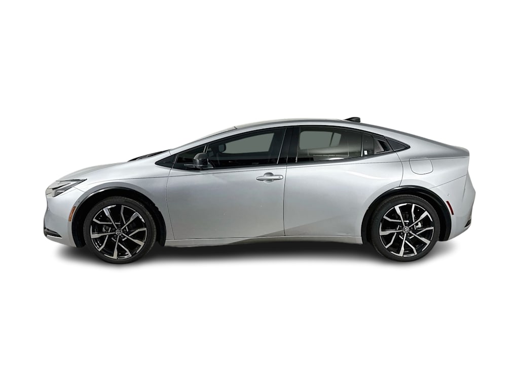 Thumbnail: 2025 Toyota Prius v - 3