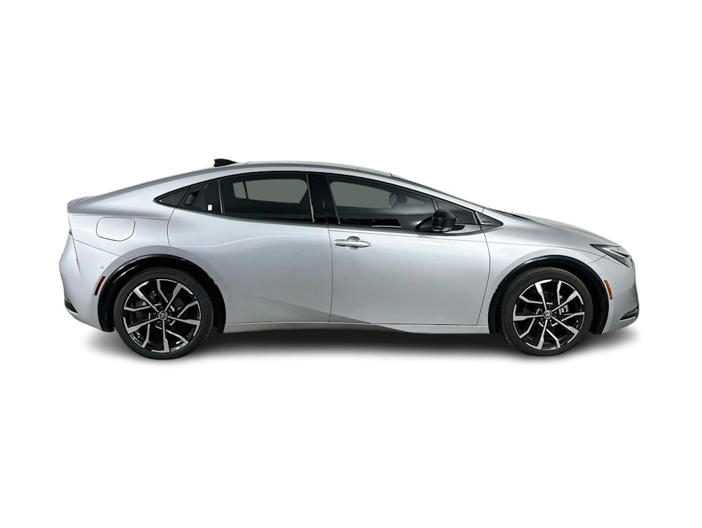 Thumbnail: 2025 Toyota Prius v - 25