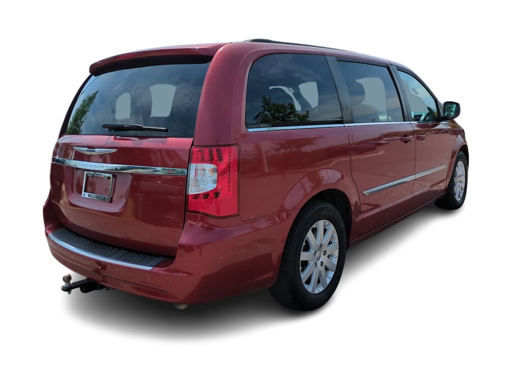 Thumbnail: 2014 Chrysler Town & Country - 17