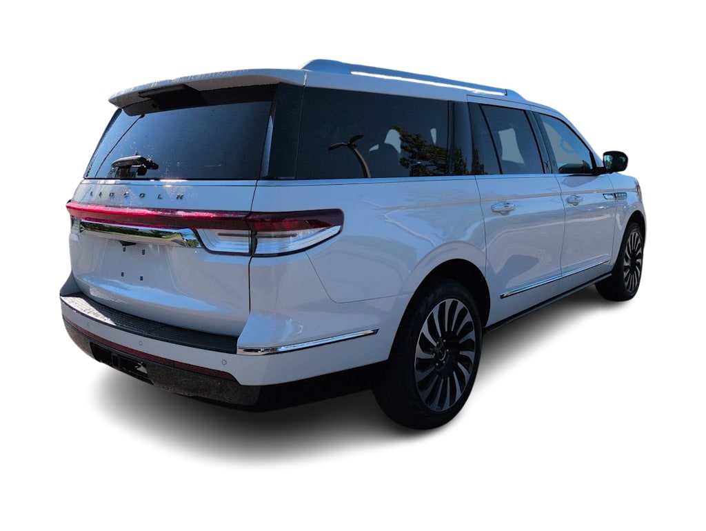 Thumbnail: 2022 Lincoln Navigator L - 16