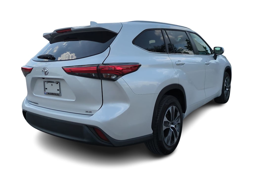 Thumbnail: 2023 Toyota Highlander - 17