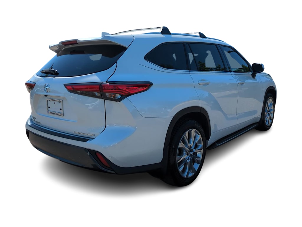 Thumbnail: 2023 Toyota Highlander - 17