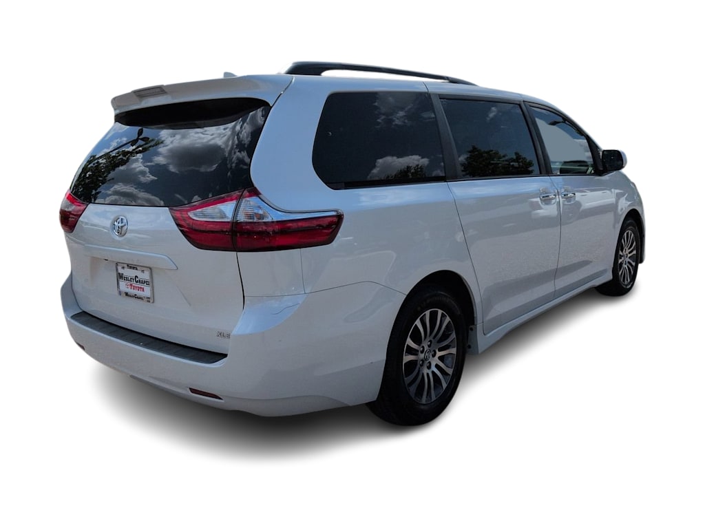 Thumbnail: 2019 Toyota Sienna - 17