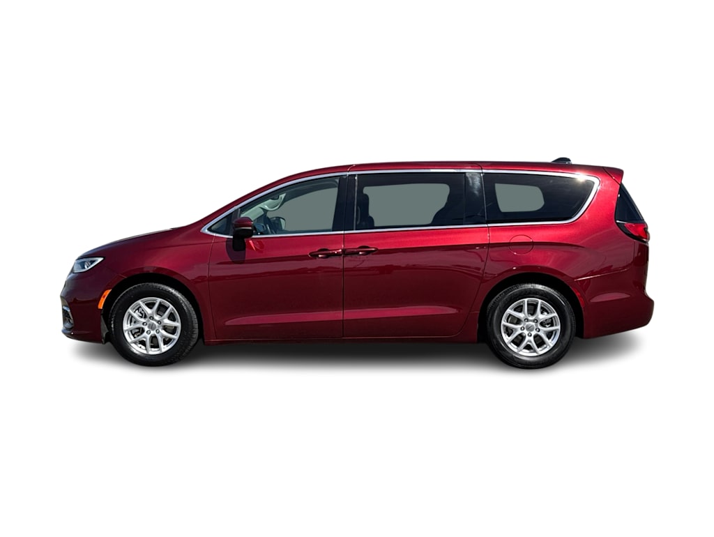 Thumbnail: 2023 Chrysler Pacifica - 3