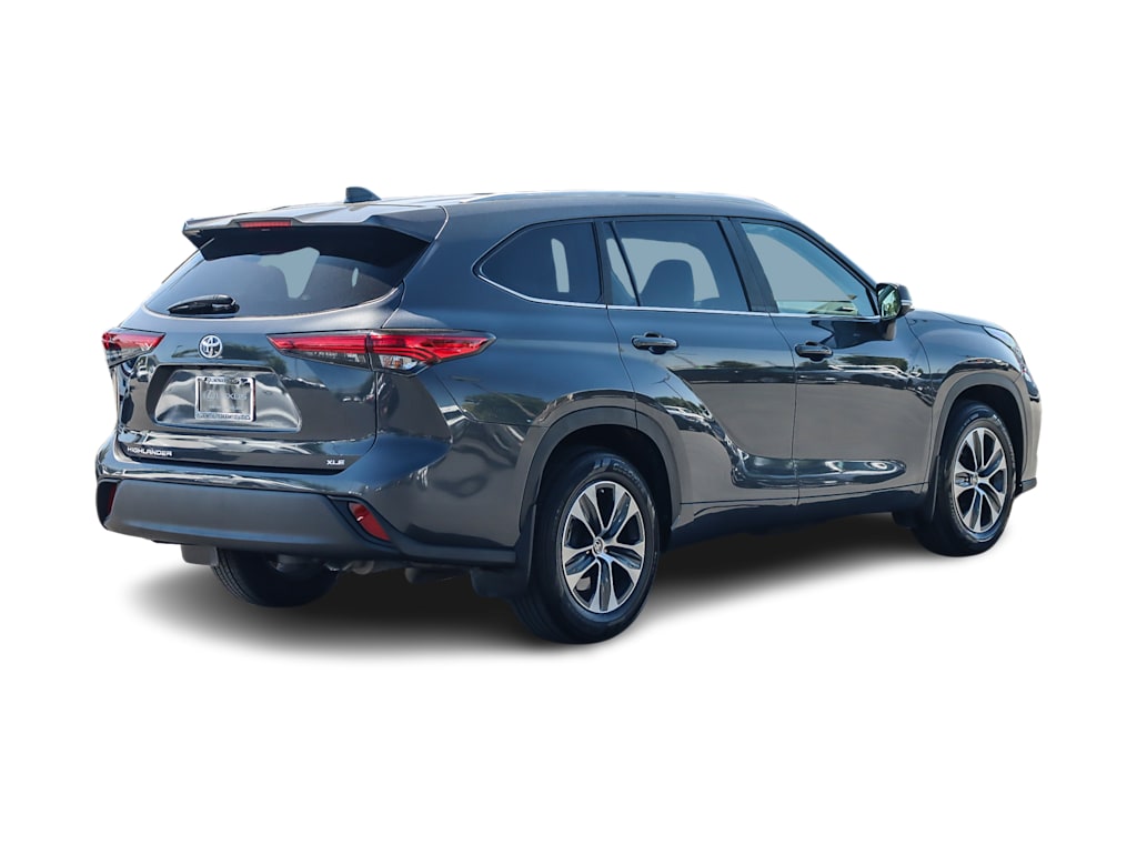 Thumbnail: 2023 Toyota Highlander - 16